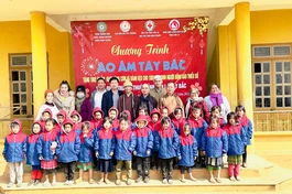 Đoàn từ thiện chùa Thanh Lâm, Thanh Nghiêm, Pháp Huyền trao quà cho học sinh