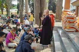 Hòa thượng Thích Chơn Nguyên, Trưởng ban Từ thiện thiền viện Vạn Hạnh động viên bà con khó khăn - Ảnh: CTV