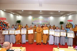 Chư tôn đức nhận Bằng tuyên dương công đức của Ban Trị sự tỉnh