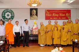 Ông Nguyễn Duy Tân tặng quà chúc Tết chư tôn đức Hội đồng Trị sự, Văn phòng II Trung ương Giáo hội