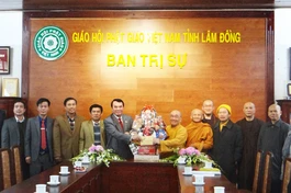 Ông Phạm S, Phó Chủ tịch UBND tỉnh tặng hoa chúc Tết chư tôn đức Ban Trị sự tỉnh