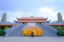 Chụp ảnh lưu niệm cùng Thượng tọa Thích Giác Dũng tại tu viện Vĩnh Nghiêm