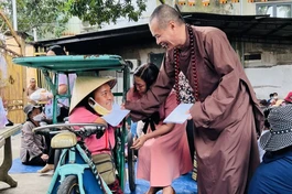 Thượng tọa Thích Minh Trí, trụ trì chùa Phúc Lâm trao quà đến người khuyết tật