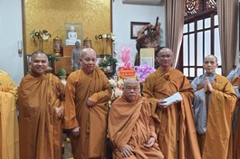 Chư tôn đức Tăng Ni Trung tâm Dịch thuật Trí Tịnh chụp ảnh lưu niệm cùng Hòa thượng Thích Giác Toàn