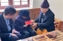 Hòa thượng Thích Thanh Quyết mừng tuổi Mẹ Việt Nam anh hùng Hoàng Thị Nghi