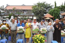 Ni trưởng Thích nữ Như Thảo trao quà đến Tết đến bà con khó khăn