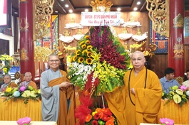 Thượng tọa Thích Minh Nhựt, Trưởng ban Trị sự GHPGVN quận Phú Nhuận tặng hoa chúc mừng