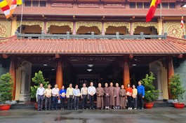 Chụp ảnh lưu niệm tại Việt Nam Quốc Tự