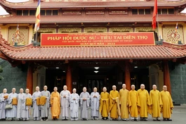 Đoàn Phân ban Ni giới Trung ương và Phân ban Ni giới TP.HCM chụp ảnh lưu niệm tại Việt Nam Quốc Tự