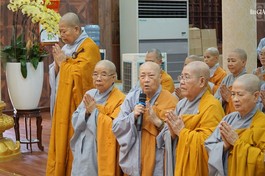 Chư Ni trưởng Phân ban Ni giới T.Ư trong pháp phục theo quy định của Nội quy Ban Tăng sự T.Ư GHPGVN - Ảnh: H.D