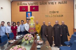 Hòa thượng Thích Lệ Trang chúc Tết đến lãnh đạo Quận ủy Quận 10