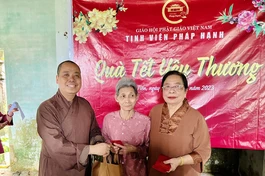 Đại đức Thích Chí Giác Thông trao tặng quà Tết đến bà con có hoàn cảnh khó khăn