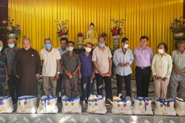 Thượng tọa Thích Trung Nguyện trao quà Tết đến bà con xã Quới Thành