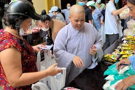 Siêu thị mini 0 đồng tại chùa Từ Nghiêm hỗ trợ người nghèo vui xuân đón Tết