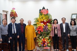 Phó Bí thư Thường trực Thành ủy TP.Hà Nội Nguyễn Thị Tuyến tặng hoa chúc Tết cổ truyền đến Hòa thượng Thích Bảo Nghiêm