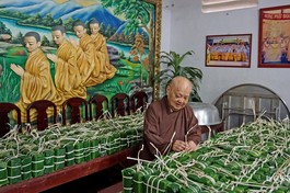  Ni trưởng Thích nữ Tịnh Nguyện với những chiếc bánh chưng xanh ngày Tết - Ảnh: S.N