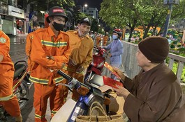 Ni trưởng Thích nữ Tịnh Nguyện lì-xì Tết cuối năm đến công nhân