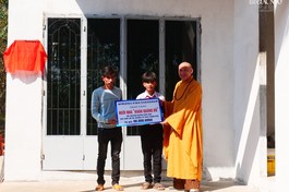 Thượng tọa Thích Trung Sơn trao bảng công trình Nhà Khăn quàng đỏ cho em Nguyễn Huỳnh Quốc Bảo