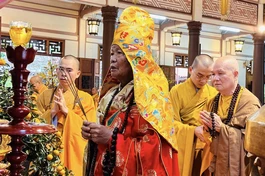 Chư tôn đức niêm hương bạch Phật