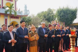 Chư Tăng, đại diện lãnh đạo các cơ quan thắp hương tưởng niệm chư vị tiền nhân