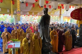 Niêm hương tại lễ khai xuân chùa Vạn Phúc