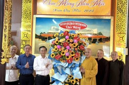 Ông Nguyễn Văn Lộc tặng hoa chúc mừng Ban Trị sự GHPGVN tỉnh