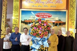 Ông Nguyễn Văn Lộc tặng hoa chúc mừng Ban Trị sự GHPGVN tỉnh