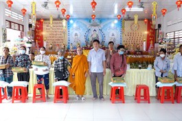 Tịnh xá Ngọc Sơn trao quà đến bà con trên địa bàn TP.Rạch Giá