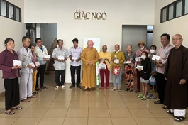 Ban Từ thiện xã hội Báo Giác Ngộ trao tiền ủng hộ của bạn đọc đến bệnh nhân khó khăn