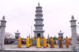 Chư tôn đức nhiễu tháp Đại lão Hòa thượng Thích Thanh Sam