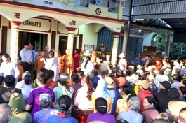 Quang cảnh trao quà đến hộ nghèo - Ảnh: CTV