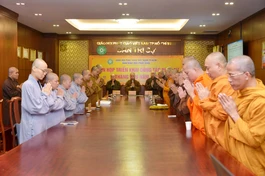 Chư tôn đức Tăng Ni niệm Phật cầu gia hộ trước buổi họp