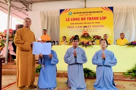 Trao quyết định đến Phật tử Chơn Diệu Nghiêm làm đại diện điểm sinh hoạt tôn giáo tập trung Trúc Lâm Phật Hoàng