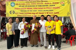 Đại diện địa phương trao Bằng tri ân đến Đại đức Thích Minh Phú, y bác sĩ, Phật tử trong đoàn từ thiện