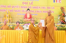 Hòa thượng Thích Quảng Tùng trao quyết định đến Đại đức Thích Bản Đức, tân trụ trì chùa Liên Hoa