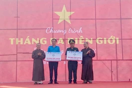 Thượng tọa Thích Quảng Pháp và Đại đức Thích Tuệ Tánh trao 200 triệu đồng Hội Liên hiệp Thanh niên VN và Bộ Chỉ huy Biên phòng