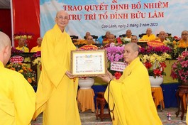 Hoà thượng Thích Chơn Minh trao quyết định bổ nhiệm trụ trì tổ đình Bửu Lâm đến Đại đức Thích Lệ Ngộ