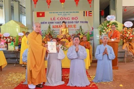 Thượng tọa Thích Quảng Hiền trao quyết định đến đại diện Ban Hộ tự đạo tràng Khánh Huệ