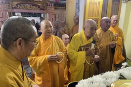 Chư tôn đức Ban Trị sự, Ban Tổ chức lễ tang niêm hương cầu nguyện, cử hành lễ nhập kim quan Ni trưởng Thích nữ Chúc Minh