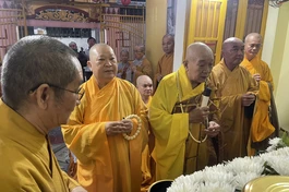 Chư tôn đức Ban Trị sự, Ban Tổ chức lễ tang niêm hương cầu nguyện, cử hành lễ nhập kim quan Ni trưởng Thích nữ Chúc Minh