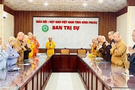 Ban Thường trực Ban Trị sự tỉnh niệm Phật cầu gia hộ trước buổi họp
