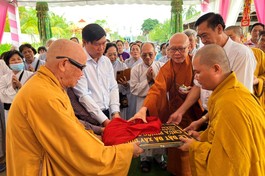 Chư tôn đức và đại diện lãnh đạo tỉnh trong nghi thức đặt đá khởi công chánh điện chùa Phước Thành