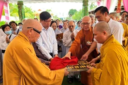 Chư tôn đức và đại diện lãnh đạo tỉnh trong nghi thức đặt đá khởi công chánh điện chùa Phước Thành