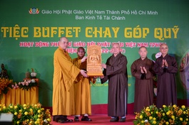 Hòa thượng Thích Lệ Trang tặng tôn tượng Đức Bổn Sư đến Ban Tổ chức