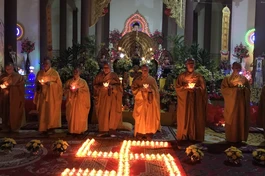 Chư Tăng thắp nến cầu nguyện bình an trong ngày khánh đản Bồ-tát Quán Thế Âm