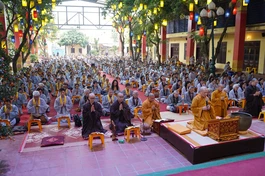 Phật tử đạo tràng Pháp Hoa đã vân tập về chùa Bằng tham gia khóa tu Bát quan trai