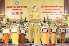 Trưởng lão Hòa thượng Thích Viên Minh trao giáo chỉ tấn phong giáo phẩm Hòa thượng