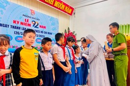 Ban Từ thiện xã hội Phật giáo TP.Quy Nhơn trao tặng học bổng cho 30 học sinh