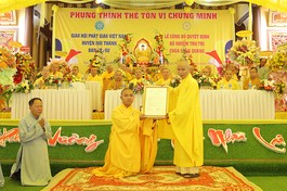 Hòa thượng Thích Hạnh Nhẫn trao quyết định bổ nhiệm trụ trì cho Đại đức Thích Thông Đạt