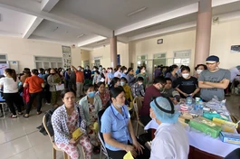 Đoàn y bác sĩ khám bệnh cho công nhân